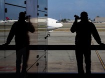 1762601308468-imbas-shutdown-pemerintah-ribuan-penumpang-tertahan-di-bandara-bandara-utama-as-1762527418527_43