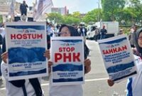 1762687543672-ribuan-buruh-menggelar-aksi-demo-di-depan-kantor-gubernur-jawa-timur-1761810806335_43