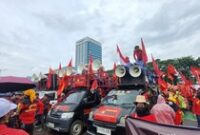 1762687592731-massa-buruh-menggelar-aksi-unjuk-rasa-di-depan-gedung-dpr-ri-jalan-gatot-subroto-jakarta-pusat-hari-ini-massa-menyampaikan-asp-1762407207371_43