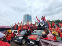 1762752604489-massa-buruh-menggelar-aksi-unjuk-rasa-di-depan-gedung-dpr-ri-jalan-gatot-subroto-jakarta-pusat-hari-ini-massa-menyampaikan-asp-1762407207371_43