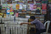 1762773969913-lesu-pembeli-pasar-buku-kwitang-tinggal-kenangan-kejayaan-masa-lalu-1762741261138_43