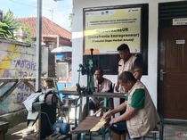 1762860538899-dua-orang-dengan-skizofrenia-didampingi-koordinator-tengah-memproduksi-dupa-di-rumah-berdaya-denpasar-bali-1762855459153_43