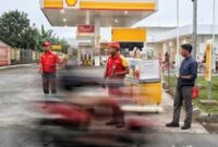1762925573911-potret-pegawai-spbu-shell-di-bekasi-jualan-oli-hingga-kopi-saat-bbm-kosong-1758197218988_43