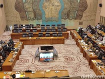 1762968440553-komisi-xii-dpr-rapat-bareng-kementerian-esdm-2-perusahaan-migas-1762959180761_43