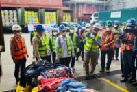 1763184257653-mendag-musnahkan-19391-bal-baju-impor-bekas-dari-korsel-jepang-rp-112-m-1763092371334_43