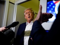 1763227594437-presiden-as-donald-trump-saat-berbicara-kepada-wartawan-di-air-force-one-1761392691477_43