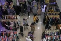 1763335102118-geliat-pasar-pakaian-bekas-di-tengah-bayang-larangan-impor-pemerintah-1761209890966_43