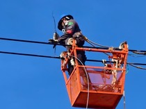 1763378940823-petugas-pln-melakukan-inspeksi-ke-saluran-udara-tegangan-tinggi-150-kv-jalur-karet-lama-angke-paska-kebakaran-1611-1763356647191_43