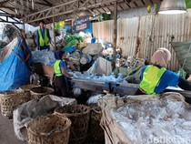 1763379342880-koperasi-pemulung-berdaya-atau-recycle-business-unit-rbu-1763360288381_43