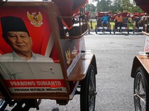 1764003901920-tukang-becak-jombang-dapat-becak-listrik-dari-prabowo-ekonomi-warga-terbantu-1763977353384_43