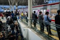 1764219948758-potret-padatnya-stasiun-manggarai-di-jam-pulang-kerja-5_43