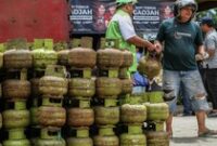 1764263116138-potret-operasi-pasar-elpiji-3-kg-di-palangka-raya-1_43