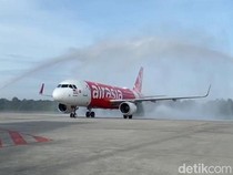 1764414345134-prosesi-water-salute-saat-pesawat-airasia-dari-kuala-lumpur-mendarat-di-bandara-sultan-syarif-kasim-ii-pekanbaru_43