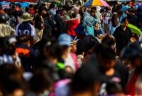 1764565573908-warga-hat-yai-berebut-belanja-barang-rusak-pascabanjir-maut-1764488885503_43