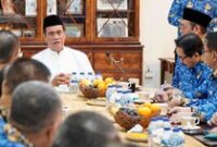 1764565585002-pukul-6-pagi-mentan-pimpin-rapat-penyaluran-bantuan-pangan-ke-aceh-sumbar-1764555608189_43