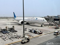 1764587125117-pesawat-garuda-indonesia-di-bandara-soetta_43