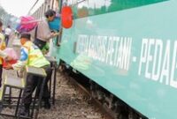 1764651923685-kereta-khusus-petanipedagang-mulai-beroperasi-tarif-cuma-rp-3000-1764645025230_43