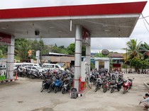 1764673545702-potret-kendaraan-mengular-spbu-batang-toru-kehabisan-pasokan-bbm-1764652240436_43