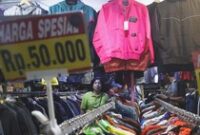 1764738363820-larangan-mencuat-begini-potret-bisnis-thrifting-di-jakarta-9_43