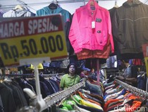 1764738363820-larangan-mencuat-begini-potret-bisnis-thrifting-di-jakarta-9_43