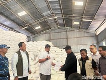 1764781552892-pengecekan-gudang-beras-bulog-di-tapanuli-tengah-1764773422450_43