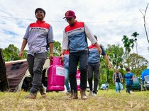 1764824731478-menteri-esdm-dirut-pertamina-tinjau-ketersediaan-bantuan-di-aceh-sumatera-1764820837304_43