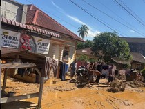 1764824765748-tapanuli-tengah-menjadi-salah-satu-kabupaten-di-sumatera-utara-yang-terparah-mengalami-bencana-banjir-1764807542842_43