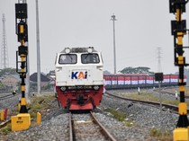 1764954319595-264-merah-putih-terpasang-di-33-gerbong-kereta-pecahkan-rekor-muri_43