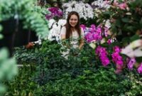 1764997509636-menjelang-nataru-penjualan-tanaman-hias-laris-manis-di-bsd-1764937990564_43