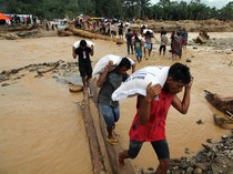 1764997520940-banjir-aceh-sumatera-sebagian-wilayah-masih-terisolasi-1764902234821_43