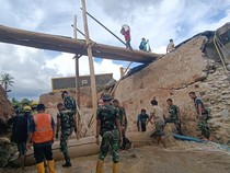 1765019138528-personel-tni-bantu-penanganan-banjir-di-sumut-dok-pendam-ibb-1764756337267_43