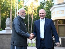 1765040724421-momen-putin-ajak-pm-india-modi-keliling-kediamannya-di-dekat-moskow_43