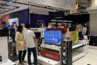 1765040738545-pengunjung-saat-melihat-produk-elektronik-di-transmart-plaza-medan-fair-foto-kartika-sari_43
