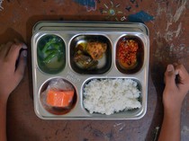 1765105532613-siswa-padang-mulai-nikmati-makan-siang-gratis-dari-program-mbg-1749026460372_43