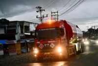 1765127104260-tembus-akses-terputus-pertamina-berhasil-menyalurkan-bbm-ke-wilayah-bireuen-1765111188978_43