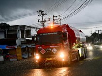 1765127104260-tembus-akses-terputus-pertamina-berhasil-menyalurkan-bbm-ke-wilayah-bireuen-1765111188978_43