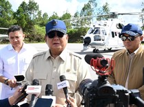 1765170316380-presiden-prabowo-di-bandara-raja-sisingamangaraja-xii-kabupaten-tapanuli-utara-senin-1122025-1764567805925_43