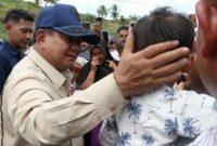 1765256740150-potret-prabowo-tinjau-posko-pengungsian-bireuen-dan-cicipi-masakan-dapur-umum-1765098462160_43