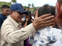 1765256740150-potret-prabowo-tinjau-posko-pengungsian-bireuen-dan-cicipi-masakan-dapur-umum-1765098462160_43