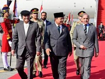 1765278298231-prabowo-disambut-langsung-presiden-pakistan-asif-ali-zardar-perdana-menteri-pakistan-muhammad-shehbaz-sharif-saat-tiba-di-pang-1765188198091_43