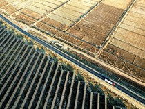 1765299893403-pembangkit-listrik-tenaga-surya-ubah-gurun-gobi-menjadi-lumbung-energi-hijau-di-wuzhong-1765267708803_43