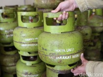 1765299895611-wakil-ketua-dpr-ri-dasco-sidak-penjualan-lpg-3-kg-4_43