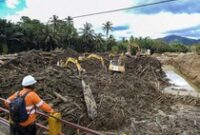 1765537530379-penampakan-kayu-gelondongan-tutup-akses-dan-hambat-evakuasi-di-tapteng-1765522970290_43