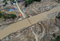 1765602310897-akses-terputus-jembatan-kayu-jadi-tumpuan-warga-tapanuli-selatan-1765471693889_43