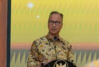 1765645493806-menteri-perindustrian-agus-gumiwang-kartasasmita_43