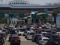 1765688698757-hingga-pukul-1300-wib-mobil-pemudik-masih-antre-masuk-pelabuhan-merak_43