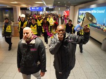 1765710300656-aksi-mogok-kerja-petugas-bandara-di-jerman-bikin-kacau-penerbangan-1_43