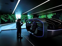 1765731890210-melihat-mobil-mobil-keren-di-shanghai-auto-show-2025-1745551501871_43