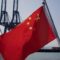 1765731901426-sebuah-bendera-china-yang-sedang-berkibar-di-depan-mesin-pengangkut-kargo-di-pelabuhan-di-china_43