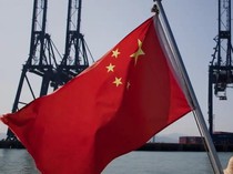 1765731901426-sebuah-bendera-china-yang-sedang-berkibar-di-depan-mesin-pengangkut-kargo-di-pelabuhan-di-china_43